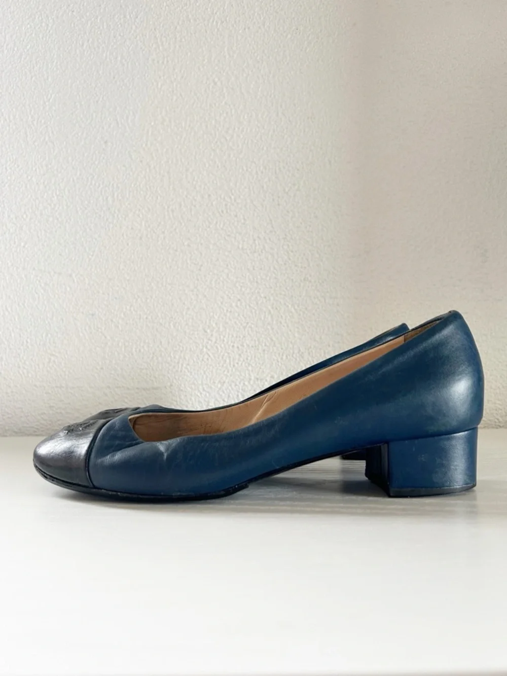 Chanel Vintage Two Tone CC Cap Toe Leather Pumps Size EU 37.5